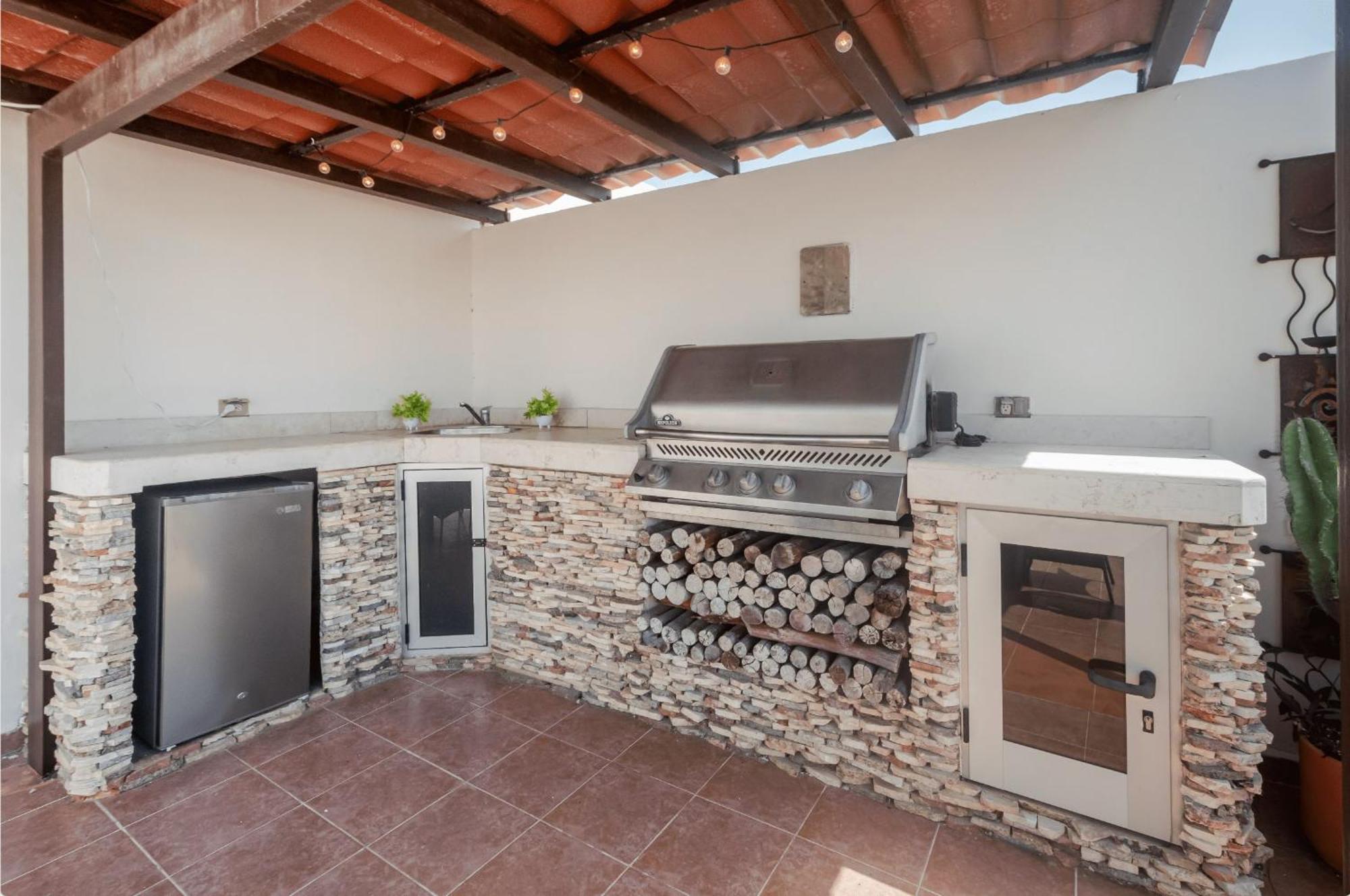 Downtown Penthouse, Pool, Pvt Roof Terrace With Bbq *